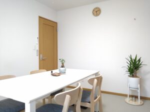 カウンセリングルームの様子を公開します。落ち着いてお話しできる空間です。観葉植物も置いてあり、ほっとするお部屋です。