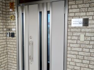 玄関の様子です。屋号プレートを設置してあります。