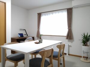 カウンセリングルームの様子を公開します。落ち着いてお話しできる空間です。窓がありほどよい光が入ります。